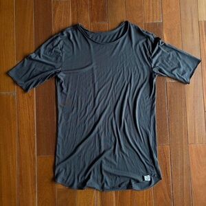 One Golden Thread T-Shirt Green short sleeve t-shirt with silver stitching